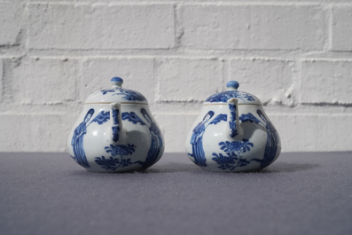 Une paire de th&eacute;i&egrave;res en porcelaine de Chine bleu et blanc, marque 'Qing Yu Tang Zhi', Kangxi