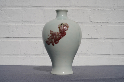 Een Chinese meiping vaas met onderglazuur rood decor van vissen, Kangxi merk, 18/19e eeuw