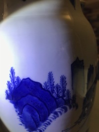Un vase de forme rouleau en porcelaine de Chine bleu et blanc &agrave; d&eacute;cor figuratif, &eacute;poque Transition
