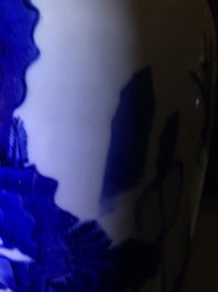 Een Chinese blauw-witte rouleau vaas met figuratief decor rondom, Transitie periode
