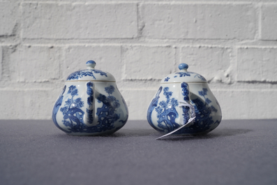 Une paire de th&eacute;i&egrave;res en porcelaine de Chine bleu et blanc, marque 'Qing Yu Tang Zhi', Kangxi