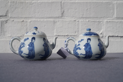 Een paar Chinese blauw-witte theepotten met 'Lange Lijzen', 'Qing Yu Tang Zhi' merk, Kangxi