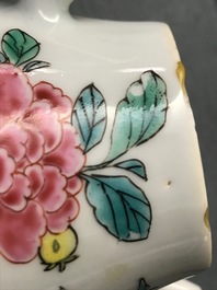 Une th&eacute;i&egrave;re couverte en porcelaine de Chine famille rose &agrave; d&eacute;cor floral, Yongzheng