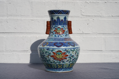 Un vase 'hu' en porcelaine de Chine doucai, marque de Qianlong, 19/20&egrave;me
