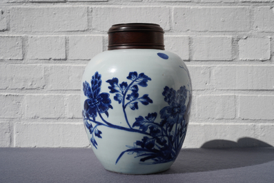 Un pot en porcelaine de Chine bleu et blanc, &eacute;poque Transition