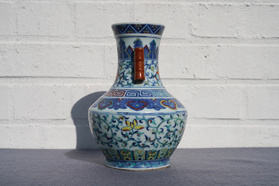 Un vase 'hu' en porcelaine de Chine doucai, marque de Qianlong, 19/20&egrave;me