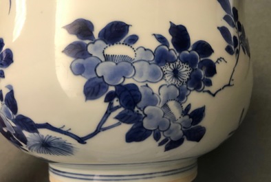 Un grand br&ucirc;le-parfum en porcelaine de Chine bleu et blanc, &eacute;poque Transition