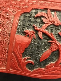 Een Chinese dekseldoos in rood en zwart lakwerk met figuren in een landschap, 19e eeuw
