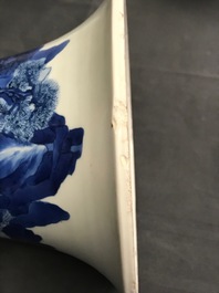 Un vase de forme 'gu' en porcelaine de Chine bleu et blanc, marque et &eacute;poque de Kangxi