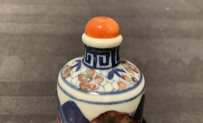 Trois tabati&egrave;res en porcelaine de Chine bleu, blanc et rouge, marques de Yongzheng, 19&egrave;me