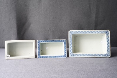 Vijf stukken Chinees ijzerrood gedecoreerd porselein en twee dubbelwandige blauw-witte jardini&egrave;res, 19e eeuw