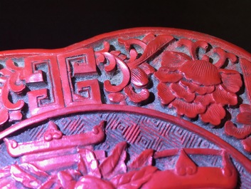 Een Chinese dekseldoos in rood lakwerk, Wanli merk, 18/19e eeuw