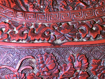 Een Chinese dekseldoos in rood lakwerk met figuren in een landschap, 19e eeuw
