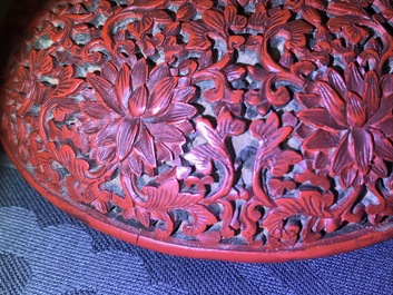 Een Chinese dekseldoos in rood lakwerk met floraal decor, 18/19e eeuw