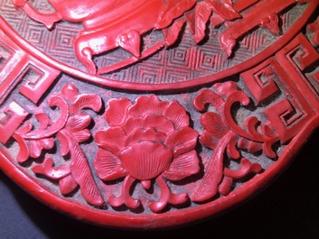 Een Chinese dekseldoos in rood lakwerk, Wanli merk, 18/19e eeuw
