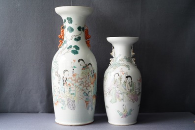 Twee Chinese qianjiang cai vazen met hofdames en spelende kinderen, 19/20e eeuw