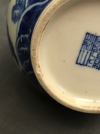 Une paire de vases de forme double gourde en porcelaine de Chine bleu et blanc, marque de Qianlong, 19&egrave;me