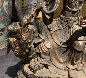 Een grote Chinese bronzen groep van Guanyin op een draak, wellicht Ming