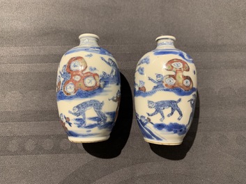 Une paire de tabati&egrave;res en porcelaine de Chine bleu, blanc et rouge, marque de Yongzheng, 19&egrave;me