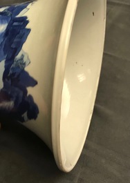 Un vase de forme 'gu' en porcelaine de Chine bleu et blanc, marque et &eacute;poque de Kangxi