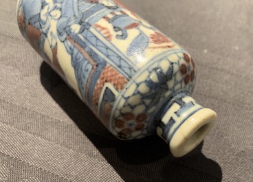 Trois tabati&egrave;res en porcelaine de Chine bleu, blanc et rouge, marques de Yongzheng, 19&egrave;me