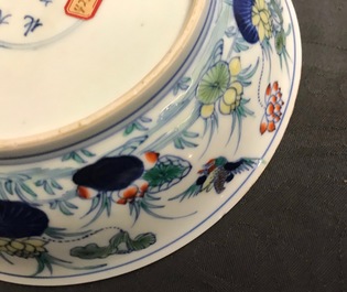 Une paire d'assiettes en porcelaine de Chine doucai, marque de Chenghua, 18&egrave;me