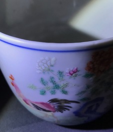 Een paar Chinese famille rose 'chicken' cups, Qianlong merk, late Qing of Republiek