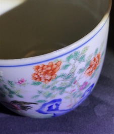 Une paire de tasses en porcelaine de Chine famille rose, marque de Qianlong, fin du Qing ou R&eacute;publique