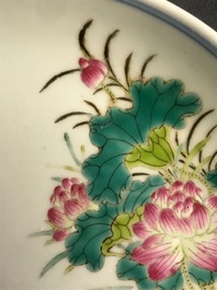 Een paar Chinese famillle rose schotels met kraanvogels, Daoguang merk en periode