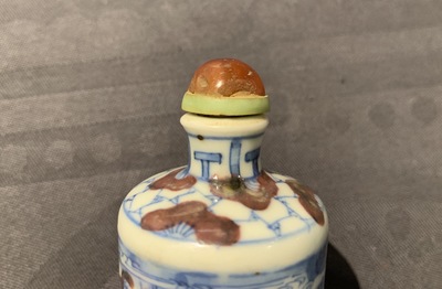 Trois tabati&egrave;res en porcelaine de Chine bleu, blanc et rouge, marques de Yongzheng, 19&egrave;me