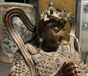 Een Chinese vergulde en gelakte bronzen figuur van Weituo, Ming