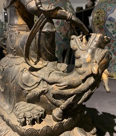 Un grand groupe en bronze figurant Guanyin sur un dragon, Chine, prob. Ming