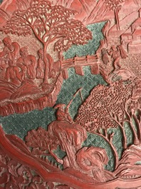 Een Chinese dekseldoos in rood en zwart lakwerk met figuren in een landschap, 19e eeuw