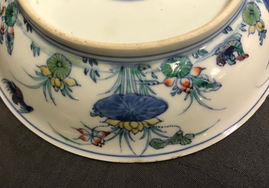 Une paire d'assiettes en porcelaine de Chine doucai, marque de Chenghua, 18&egrave;me