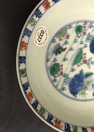 Une paire d'assiettes en porcelaine de Chine doucai, marque de Chenghua, 18&egrave;me