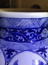 Un vase couvert en porcelaine de Chine bleu et blanc, Kangxi