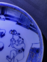 Six tasses et sept soucoupes en porcelaine de Chine bleu et blanc &agrave; dorure, Kangxi/Yongzheng