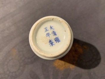 Drie Chinese blauw-witte en onderglazuur rode snuifflessen, Yongzheng merken, 18/19e eeuw