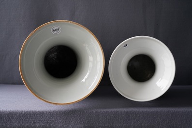 Twee Chinese qianjiang cai vazen met hofdames en spelende kinderen, 19/20e eeuw