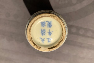 Drie Chinese blauw-witte en onderglazuur rode snuifflessen, Yongzheng merken, 19e eeuw