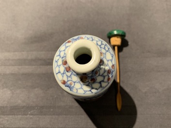 Trois tabati&egrave;res en porcelaine de Chine bleu, blanc et rouge, marques de Yongzheng, 18/19&egrave;me