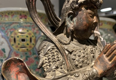 Een Chinese vergulde en gelakte bronzen figuur van Weituo, Ming