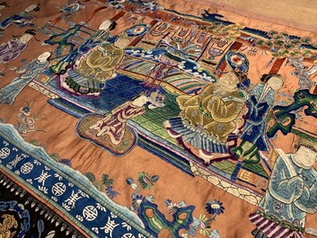 Une frise d'autel en soie brod&eacute;e de forme rectangulaire allong&eacute;, Chine, 19/20&egrave;me