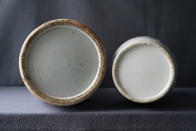 Twee Chinese qianjiang cai vazen met hofdames en spelende kinderen, 19/20e eeuw