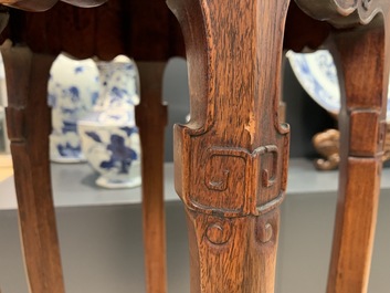 Een Chinese houten sokkel met marmeren bovenblad, 19/20e eeuw