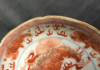 Une assiette en porcelaine de Chine bleu, blanc et rouge de fer, marque de Qianlong, 18/19&egrave;me