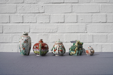 Vier Chinese famille rose, verte en Imari-stijl theepotten en een theebus, Kangxi en later