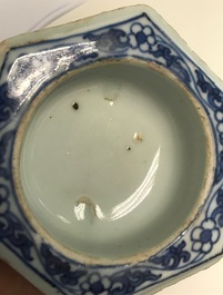 Un saleron en porcelaine de Chine bleu et blanc, &eacute;poque Transition