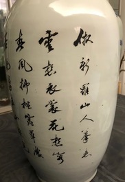 Deux vases en porcelaine de Chine famille rose et un en bleu et blanc sur fond c&eacute;ladon, 19/20&egrave;me