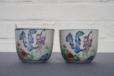 Une paire de tasses en porcelaine de Chine famille rose, marque de Qianlong, fin du Qing ou R&eacute;publique